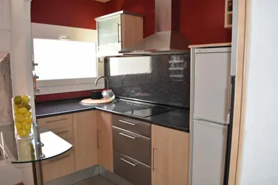 Una cocina o zona de cocina en Carabela – Terraza y Vistas al Mar en Cala Salions