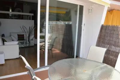Zona de estar de Carabela – Terraza y Vistas al Mar en Cala Salions