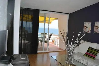 Una televisión o centro de entretenimiento en Carabela – Terraza y Vistas al Mar en Cala Salions