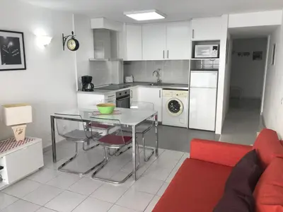 Una cocina o zona de cocina en Excepcional 1ª línea de mar Platja d'Aro Elypalace 10-2