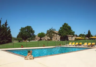 Piscina en o cerca de Masia Can Solà Gros