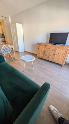 Una televisión o centro de entretenimiento en Arena Gold Euroviajeros apartaments