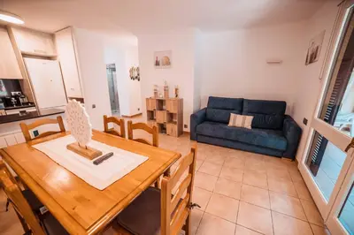 Una cocina o zona de cocina en Apartamento reformado a 2 minutos de la playa en Calella!