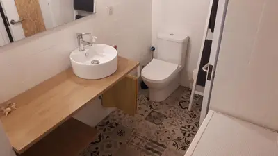 Un baño de Apartament amb dues grans terrasses de 50 m2 i 16 m2 a 300 m de la platja