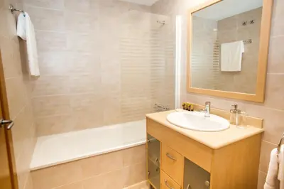 Un baño de AL27 Duplex de diseño a 250 metros de la playa
