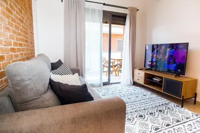 Una televisión o centro de entretenimiento en AL27 Duplex de diseño a 250 metros de la playa