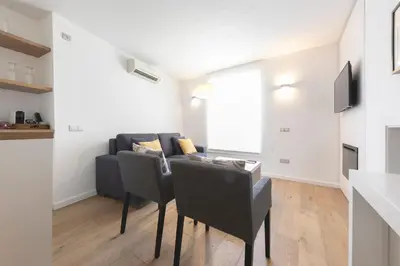Una televisión o centro de entretenimiento en Bravissimo Portal Nou, with private garage