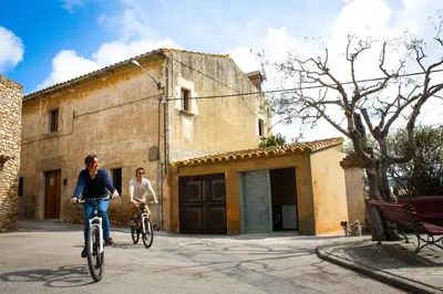 Montar en bicicleta en Apartamentos en la Rectoria de Regencós o alrededores
