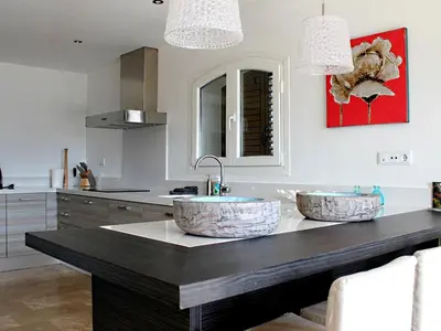 Una cocina o zona de cocina en Poolside Villa near the Coast