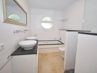 Un baño de Poolside Villa near the Coast