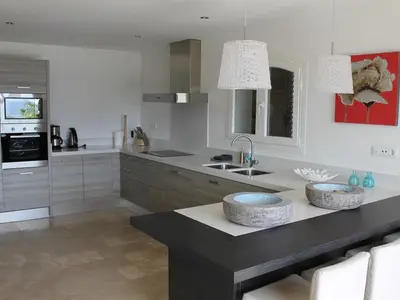 Una cocina o zona de cocina en Poolside Villa near the Coast