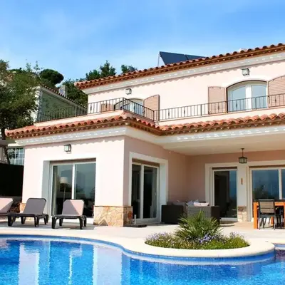 Poolside Villa near the Coast