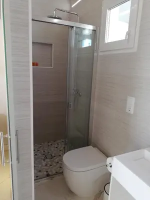 Un baño de Nueva suite jacuzzi relax beach & mountain