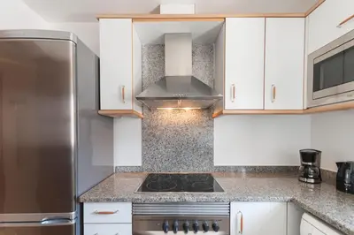 Una cocina o zona de cocina en Lets Holidays Centric apartment with parking 2