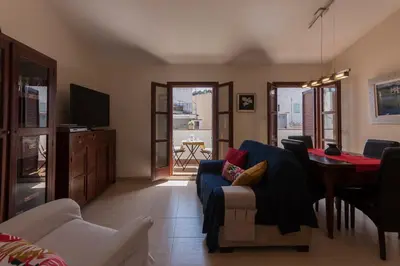 Una televisión o centro de entretenimiento en Lets Holidays Centric apartment with parking 2
