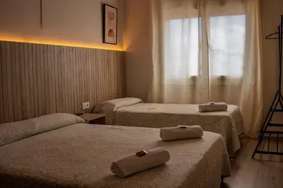 Cama o camas de una habitación en Can Setmanes by CozyCatalonia - Hostal Central Blanes