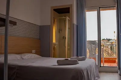 Cama o camas de una habitación en Can Setmanes by CozyCatalonia - Hostal Central Blanes
