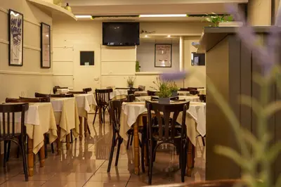 Un restaurante o sitio para comer en Can Setmanes by CozyCatalonia - Hostal Central Blanes