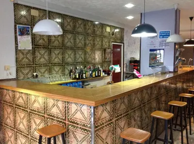 El salón o zona de bar de Hostel Alhambra