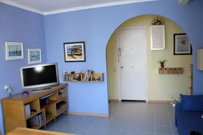 Una televisión o centro de entretenimiento en BRAVAHOLIDAYS-121-Canastell-58