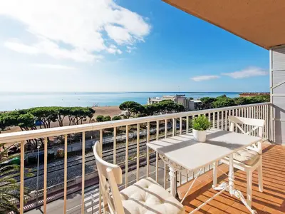 Un balcón o terraza de Apartment Paisos Catalans by Interhome