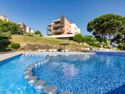 Piscina en o cerca de Apartment Jardins Sa Boadella by Interhome