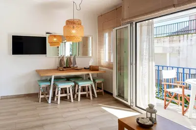Una televisión o centro de entretenimiento en Charming apartment in Llafranc - city view, 70 m²