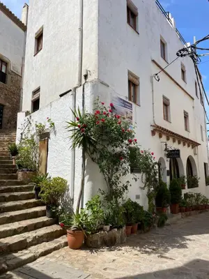 Edificio en el que se encuentra el hostal o pensión