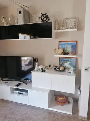 Una televisión o centro de entretenimiento en APARTAMENTO CON WIFI Y PISCINA EN BLANES FRENTE A LA PLAYA - Costa Brava