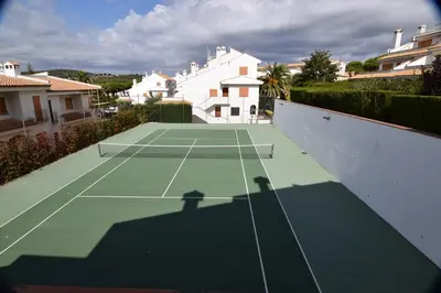 Instalaciones para jugar a tenis o squash en Voramar CostaBravaSi o alrededores