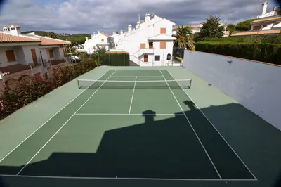 Instalaciones para jugar a tenis o squash en Voramar CostaBravaSi o alrededores