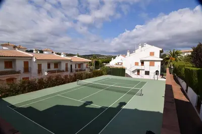 Instalaciones para jugar a tenis o squash en Voramar CostaBravaSi o alrededores