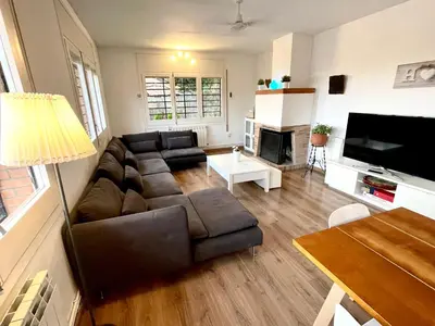 Una televisión o centro de entretenimiento en CASA PARAÍSO PISCINA TRANQUILIDAD