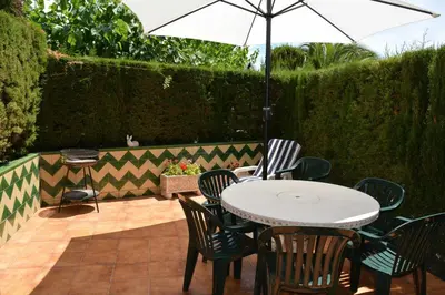 Jardín al aire libre en Casa Blanca 19 – Piscina, BBQ y Wifi (5 pax)