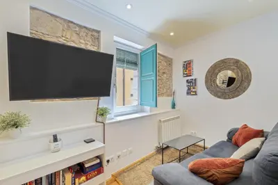 Una televisión o centro de entretenimiento en Apartamento dúplex en el Barri Vell, Girona