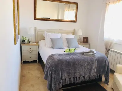 Cama o camas de una habitación en Apartamento con terraza y piscina en Malgrat de Mar