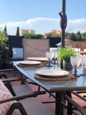 Bebidas en Apartamento con terraza y piscina en Malgrat de Mar