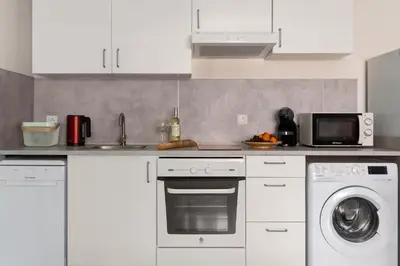 Una cocina o zona de cocina en Tic Tac 13 Family apartment with pool view