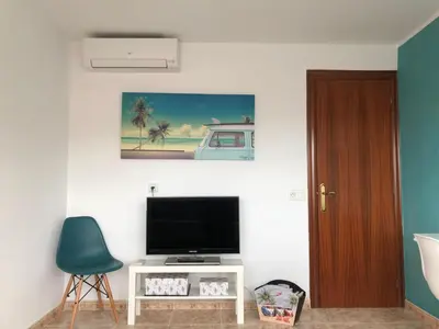 Una televisión o centro de entretenimiento en Beta's place - Apartamento primera línea de playa