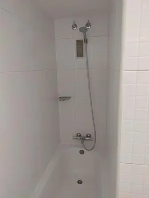 Un baño de Luxury Apartment Accommodation, next to beach & train station Calella