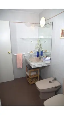 Un baño de LLOGUER30 Margaret's Family House with pool and parquing