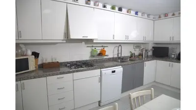 Una cocina o zona de cocina en LLOGUER30 Margaret's Family House with pool and parquing