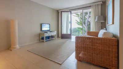 Una televisión o centro de entretenimiento en Cliper K2
