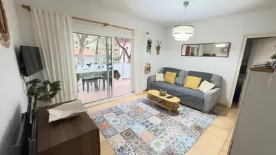 Una televisión o centro de entretenimiento en Casa ANNA - clim,2 chambres, 50 m plage, terrasse 16m2, Wifi