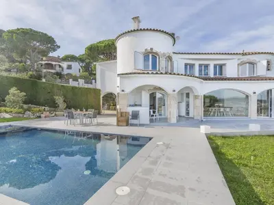 Piscina en o cerca de Villa Saramel con vistas panorámicas al mar