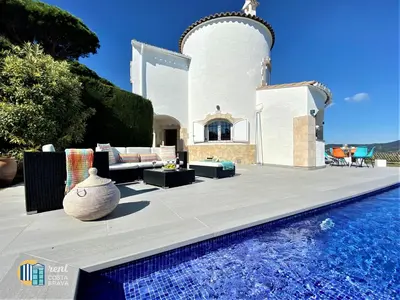 Piscina en o cerca de Villa Saramel con vistas panorámicas al mar