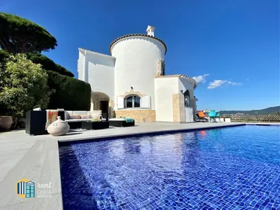 Piscina en o cerca de Villa Saramel con vistas panorámicas al mar