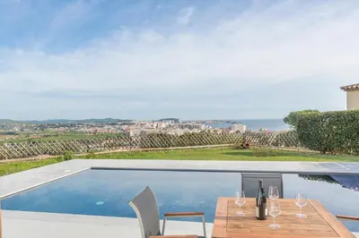 Piscina en o cerca de Villa Saramel con vistas panorámicas al mar