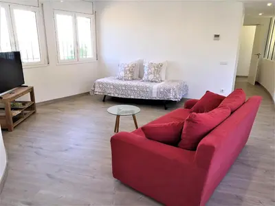 Una televisión o centro de entretenimiento en Villa Saramel con vistas panorámicas al mar