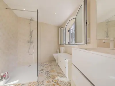 Un baño de Villa Saramel con vistas panorámicas al mar